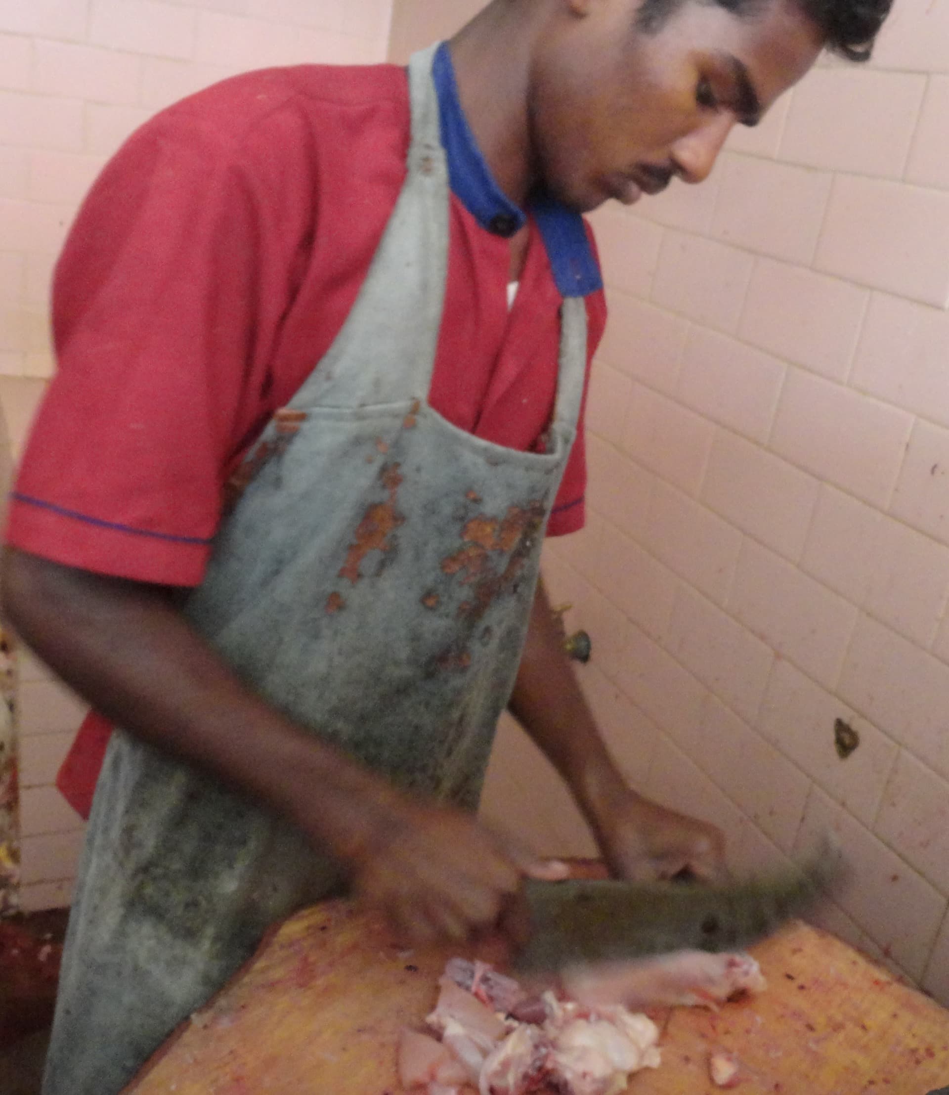 Tangan tukang sembelih memotong ayam